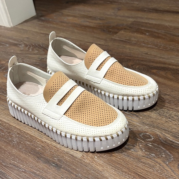 Isle Jacobsen Shoes - Isle Jacobsen White and Tan Women's Sneakers